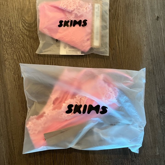 SKIMS Fits Everybody Lace
Scoop Bralette and Thong bundle Bubblegum color - Picture 4 of 13